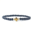 6mm matt schwarzes Steinperlenarmband mit goldenem Kreuzanhänger auf weißem Grund - Gold