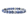 Pulsera de cuentas de sodalita azul natural de 8 mm con textura de mármol en fondo blanco - Piedra de Puntos Azules