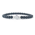 6mm mattes schwarzes Steinperlenarmband mit poliertem Silberkreuzanhänger auf weißem Grund - Silber