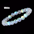 Macro de perles de verre blanc mat irisées avec une perle d'espacement dorée - Blanc Mat