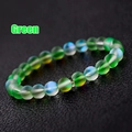 Détail du bracelet en perles de cristal vert émeraude dépoli avec effet de lueur boréale - Vert