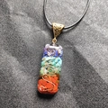 Detail van de 7 chakra stenen hars hanger ketting met koperen spiraal en geweven koord - Afgeronde Rechthoek Stijl