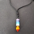 Makroaufnahme der 7 Chakra Naturstein Sechskantprisma Anhänger mit schwarzer Kordel - Schwarze Geflochtene Kordel (Sechseckiges Prisma)