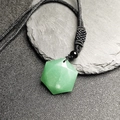 Macro del ciondolo esagonale in gemma verde con cordino nero intrecciato a mano - Aventurina verde