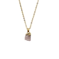 Détail d'un pendentif en cristal rose brut avec placage or sur une chaîne en acier - Chaîne Fine Dorée / Quartz Rose (Or)