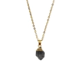 Vue macro d'un pendentif en pierre noire irrégulière avec chaîne en acier inoxydable doré - Chaîne Fine Dorée / Diamant d'Herkimer (Or)