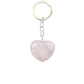 Portachiavi a cuore in quarzo rosa naturale con catena in metallo argento su sfondo bianco - Quarzo rosa