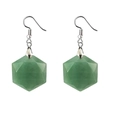 Détail de boucles d'oreilles en cristal vert hexagonal avec crochets en argent - Jade aventurine