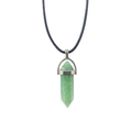 Detail van groene zeshoekige kristallen hanger met zilveren sluiting aan zwart koord - Met Leren Koord / Aventurijn jade