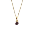 Detailopname van natuurlijke paarse kristallen hanger met gouden rand aan stalen ketting - Gouden Fijne Ketting / Granaat (Goud)
