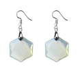Vue détaillée des boucles d'oreilles en cristal facetté blanc laiteux avec crochets en argent - Opale