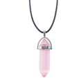 Detail van roze zeshoekige kristallen hanger met zilveren sluiting aan zwart koord - Met Leren Koord / Roze kattenoog