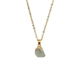 Macro-detail van groene edelsteen ketting met goudkleurige metalen randafwerking - Gouden Fijne Ketting / Fluoriet (Goud)