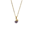 Detail van de paarse ruwe amethist hanger met gouden rand aan een roestvrijstalen ketting - Gouden Fijne Ketting / Amethist (Goud)