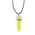 Detailweergave van een gele zeshoekige kristallen hanger met zwart waxkoord ketting - Met Leren Koord / Geel Kattenoog