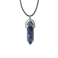 Detail van de zeshoekige natuursteen hanger met zilveren sluiting en zwart koordje - Met Leren Koord / Blue Spot Jaspis