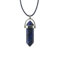 Detailopname van een zeshoekige lapis lazuli-hanger met zilveren sluiting en zwart koord - Met Leren Koord / Lapis lazuli