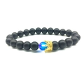 Mattschwarzes Perlenarmband mit blauem Leuchtstein und goldener Kronen-Applikation - Schwarz Und Blau Kombination