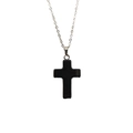 Détail macro du pendentif croix en pierre naturelle noire sculptée avec chaîne argentée - Agate noire / 18*25mm