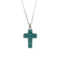 Gros plan d'un pendentif croix en pierre naturelle verte et violette sur chaîne - Ruby Zoisite / 18*25mm