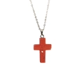 Détail macro du pendentif croix en pierre naturelle rouge avec chaîne argentée et texture - Jaspe Rouge / 18*25mm