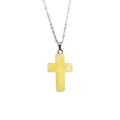 Détail d'un pendentif croix en pierre naturelle jaune sur une fine chaîne de collier argentée - Topaze / 18*25mm