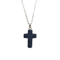 Détail macro du pendentif croix en pierre de lave naturelle et chaîne argentée - Pierre de lave / 18*25mm