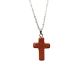 Macro d'un pendentif croix en pierre de soleil rouge brun faite main avec chaîne argent - Pierre de Sable d'Or / 18*25mm