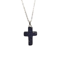 Détail macro du pendentif croix en grès bleu scintillant avec une fine chaîne argent - Grès bleu / 18*25mm