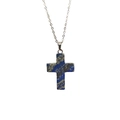 Pendentif croix en pierre de lapis-lazuli avec collier argenté sur fond blanc pur - Lapis-lazuli / 18*25mm