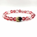 Mattierte Perlenarmband in Rot und Rosa mit einer goldfarbenen Zirkon-Krone Anhänger - Rot Einzelner Stil