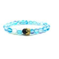 Elastisches Perlenarmband mit blauen Aurora-Steinen und goldener Kronen-Applikation - See Blau Einzelner Stil