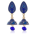 Detail van bohemien legering oorbellen met blauw emaille en druppelvormige kralen - Saffierblauw