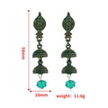 Dettaglio macro di orecchini vintage Jhumka con perline verdi e incisioni etniche - Verde Oro Antico (WEH301)