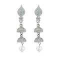 Dettaglio degli orecchini Jhumka boho con perline vintage e finiture color oro - Bianco Oro Antico (WEH301)