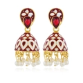 Detail van Indiase Jhumka oorbellen met rood emaille bloemen en witte parel kwastjes - Rood