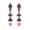 Détail de boucles d'oreilles Jhumka vintage en bronze avec gravures et perles roses éclatantes - Rouge Or Antique