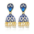 Detail van Indiase Jhumka oorbellen met blauw emaille, druppelsteen en witte parels - Saffierblauw