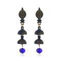 Orecchini Jhumka vintage in oro antico con perle di cristallo blu su sfondo bianco - Blu Reale Oro Antico (WEH301)