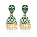 Detail van Indiase Jhumka oorbellen met groen emaille, witte bloemen en parelkwastjes - Groen