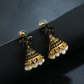 Détail macro de boucles d'oreilles Jhumka vintage noires avec cloche dorée et perles - Noir