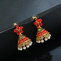 Detalle de pendientes indios Jhumka con piedras preciosas rojas y cuentas de perlas - Rojo Tono Dorado Antiguo / Rojo
