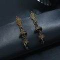 Dettaglio degli orecchini Jhumka dorati con motivi decorativi e perle di cristallo nero - Nero Oro Antico (WEH301)