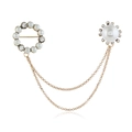 Elegante broche de cadena dorada con flor de cristal y anillo de perlas sobre fondo blanco - Blanco