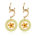 Pendientes de espiral dorados vintage con flores secas naranjas en aros acrílicos - Estilo de Flor / Amarillo
