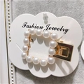 Barrette carrée dorée élégante avec perles blanches sur carte de présentation - Style Perle Carrée (款式二)