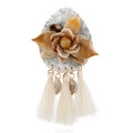 Spilla fiore bohémien in acrilico con nappe color crema e conchiglie in toni ambra caldi - Bianco