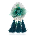 Spilla a fiore in acrilico verde con nappe e perle in stile etnico su sfondo bianco - Verde