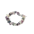 Dettaglio delle pietre di fluorite naturale irregolari su un braccialetto elastico - Peso Approssimativo: 13 Grammi / Fluorite Colorata