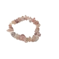 Dettaglio del bracciale in quarzo fragola con perline di pietra naturale irregolari - Peso Approssimativo: 13 Grammi / Quarzo rosa